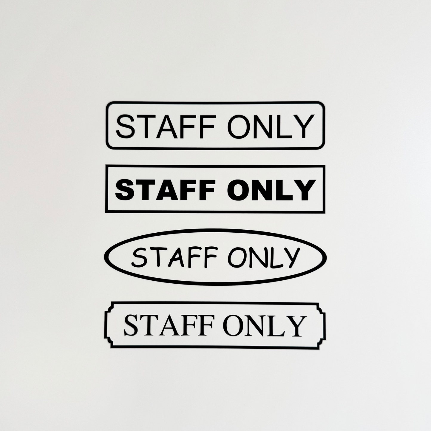Hinweis-Aufkleber „Staff only“