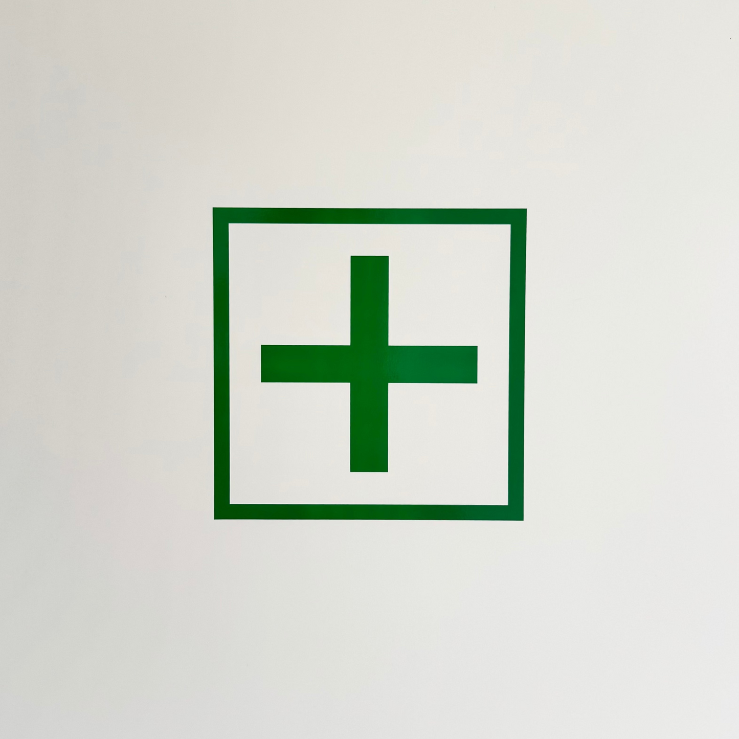 Hinweis-Aufkleber „Erste Hilfe Kreuz“